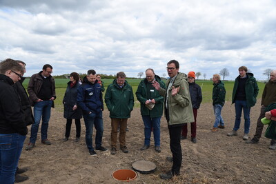 Dr. Knut Meyer vom Landesamt für Bergbau, Energie und Geologie gab einen Einblick in die Saugsondenanlage.