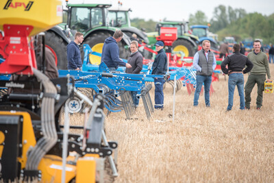 Wassersparend, bodenschonend, wirtschaftlich: Maschinenvorf&uuml;hrung zur ultraflachen Bodenbearbeitung mit mehr als 40 Ger&auml;ten in Sehnde (Region Hannover).