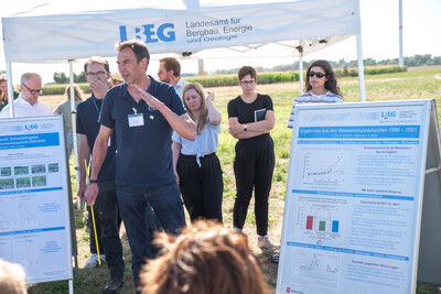 Dr. Knut Meyer (LBEG) informierte &uuml;ber Bodenbeschaffenheit und Funktionsweise des Sickerwasserversuchs