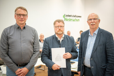 Dr. Bernd von Garmissen (M.) bleibt bis Ende 2033 Direktor der Landwirtschaftskammer Niedersachsen. Während einer Vorstandssitzung übergaben Kammerpräsident Gerhard Schwetje (r.) und Personalchef Marco Böhm am Montag (06.07.2026) die Ernennungsurkunde. - © Wolfgang Ehrecke Dr. Bernd von Garmissen (M.) bleibt bis Ende 2033 Direktor der Landwirtschaftskammer Niedersachsen. Während einer Vorstandssitzung übergaben Kammerpräsident Gerhard Schwetje (r.) und Personalchef Marco Böhm am Montag (06.07.2026) die Ernennungsurkunde.