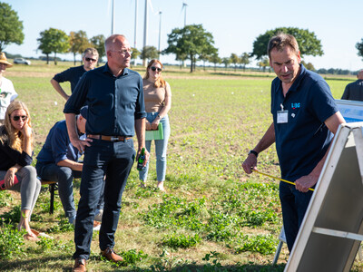 Dr. Knut Meyer (LBEG) informierte &uuml;ber Bodenbeschaffenheit und Funktionsweise des Sickerwasserversuchs