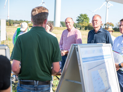 Gerald Burgdorf und Caroline Benecke erläuterten die ersten Ergebnisse aus Schwüblingsen aus pflanzenbaulicher Sicht