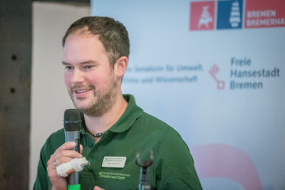 Heiko Borchers (LWK-Berater Ökologischer Landbau) als Referent beim Grünlandfeldtag der Landwirtschaftskammer Niedersachsen und der Senatorin für Umwelt, Klima und Wissenschaft am 06.08.2024 auf Hof Bavendamm im Bremer Blockland.