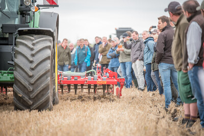Wassersparend, bodenschonend, wirtschaftlich: Maschinenvorf&uuml;hrung zur ultraflachen Bodenbearbeitung mit mehr als 40 Ger&auml;ten in Sehnde (Region Hannover).
