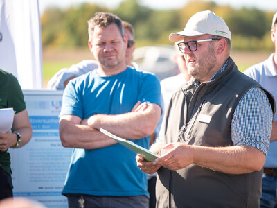 Landwirt Niels Kynast und Reno Furmanek (Leiter Düngebehörde)