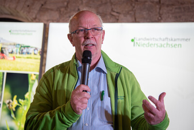 Kammerpr&auml;sident Gerhard Schwetje beim Fach-Event &bdquo;Zwischen Acker und App &ndash; Digitalisierung Ihres Pflanzenbaus&ldquo; auf der Dom&auml;ne Schickelsheim (K&ouml;nigslutter/Kreis Helmstedt).