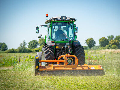 Elektrotraktor des chinesischen Herstellers Xeevo beim Praxistag Alternative Antriebsenergien für Landmaschinen am 01.07.2025 im LBZ Echem.