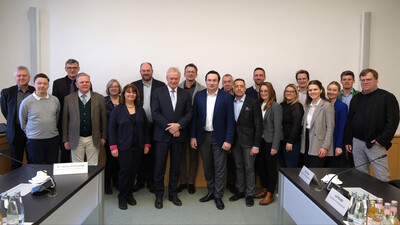 Im Gespr&auml;ch mit Bundeslandwirtschaftsminister Alois Rainer (8.v.l.) hoben Marktexpertinnen und -experten des Arbeitskreises Marktwirtschaft beim Verband der Landwirtschaftskammern die Bedeutung der regionalen Markt- und Preisberichterstattung hervor.