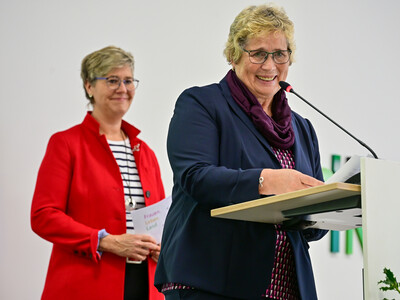 Die langj&auml;hrige LWK-Hauswirtschaftsexpertin Juliane Pegel und LandFrauen-Pr&auml;sidentin Elisabeth Brunkhorst w&auml;hrend der &Uuml;bergabe der Meisterbriefe Hauswirtschaft 2025 in Hannover