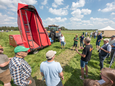 Schlepper mit innovativer, sensorgestützter Maschine zur Ampferbekämpfung, zu sehen auf dem Grünlandfeldtag der Landwirtschaftskammer Niedersachsen und der Senatorin für Umwelt, Klima und Wissenschaft am 06.08.2024 auf Hof Bavendamm im Bremer Blockland.