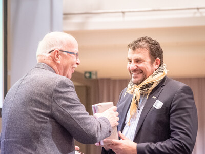 Kammerpr&auml;sident Gerhard Schwetje (l.) und Christian M&uuml;hlhausen (Vorsitzender des Ausschusses Forst) beim Gesellschaftsabend der Landwirtschaftskammer Niedersachsen am 19.11.2025 in Oldenburg.