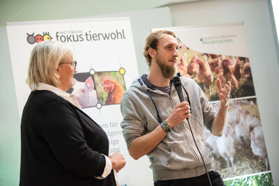 Landwirt J&ouml;rn Andresen sprach &uuml;ber seine Erfahrungen als sein Betrieb von der Avi&auml;ren Influenza betroffen war