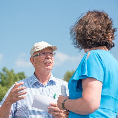 Kammerpräsident Gerhard Schwetje (l.) und Umweltsenatorin Kathrin Moosdorf beim Grünlandfeldtag der Landwirtschaftskammer Niedersachsen und der Senatorin für Umwelt, Klima und Wissenschaft am 06.08.2024 im Bremer Blockland.