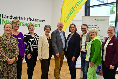 V.l.: Maja Mogwitz, Elisabeth Brunkhorst, Iris Tapphorn, Ina Janhsen, Kammerpräsident Gerhard Schwetje, Staatssekretärin Frauke Patzke, Jakob Lipp, Heike Sprengel, Frauke Schwiderrek.