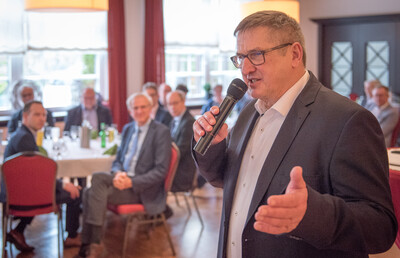 Bei der Nutzung des ländlichen Raumes sollte es immer darum gehen, Nutzungskonflikte zu vermeiden und einen Ausgleich im Sinne der landwirtschaftlichen Betriebe zu finden, sagte Dr. Günter Kuhnt auf seiner Abschiedsfeier in Hatten.