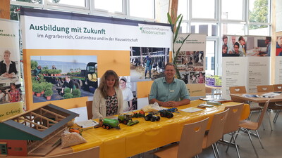 Standdienst bei der Berufsmesse in der Robert-Dannemann-Schule in Westerstede mit einer Kollegin vom Ammerländer Landvolkverband