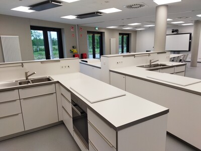 Ob für teambildende Maßnahmen oder Schulklassen: Die acht ausgestatteten Lehrküchen der Landwirtschaftskammer in Niedersachsen in Aurich stehen Interessierten zur Verfügung.
