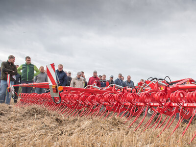 Wassersparend, bodenschonend, wirtschaftlich: Maschinenvorf&uuml;hrung zur ultraflachen Bodenbearbeitung mit mehr als 40 Ger&auml;ten in Sehnde (Region Hannover).