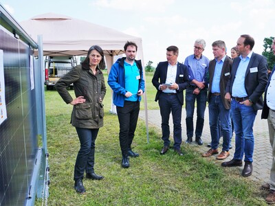 Bifaziale Photovoltaik-Kollektoren am Herdenschutzzaun: Rundgang mit Agrarministerin Miriam Staudte auf dem 1. Echemer Zauntag am 07.06.2024 im Landwirtschaftlichen Bildungszentrum der LWK im Kreis Lüneburg