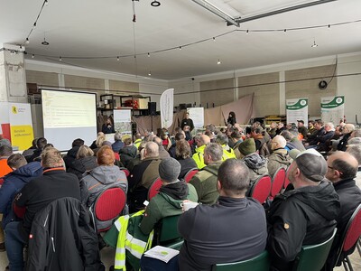 Praktiker aus Landwirtschaft, Jagd, Kommune, Forst, Lohnunternehmen und Naturschutz informierten sich über die landschaftsgerechte Heckenpflege. - © Kerstin Fricke Praktiker aus Landwirtschaft, Jagd, Kommune, Forst, Lohnunternehmen und Naturschutz informierten sich über die landschaftsgerechte Heckenpflege.