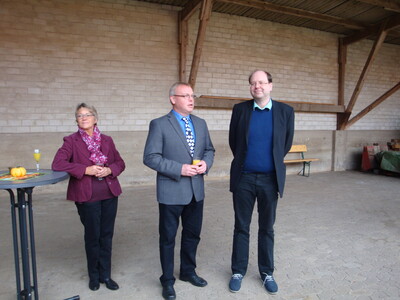 Joachim und Enne Rehse begrüßen Landwirtschaftsminister Meyer und die zahlreichen Gäste - © Klaus Gerdes Joachim und Enne Rehse begrüßen Landwirtschaftsminister Meyer und die zahlreichen Gäste