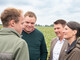 V.l.: Die Landwirte Frederik Clasen und Jan Hecht mit Stefan Ortmann (stellv. Kammerdirektor) und Agrarministerin Miriam Staudte auf dem LeguNet-Soja-Feldtag der Landwirtschaftskammer Niedersachsen in Blender im Kreis Verden. - © Wolfgang Ehrecke V.l.: Die Landwirte Frederik Clasen und Jan Hecht mit Stefan Ortmann (stellv. Kammerdirektor) und Agrarministerin Miriam Staudte auf dem LeguNet-Soja-Feldtag der Landwirtschaftskammer Niedersachsen in Blender im Kreis Verden.