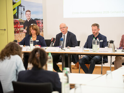 Ernte-PK am 03.09.2026 in Hannover-Ahlem (v.l.): Marktexpertin Stephanie Stöver-Cordes, Kammerpräsident Gerhard Schwetje, Gerald Burgdorf (Fachbereich Pflanzenbau) und Mareike Beiküfner (Fachbereich Ökolandbau). - © Christopher Hanraets Ernte-PK am 03.09.2026 in Hannover-Ahlem (v.l.): Marktexpertin Stephanie Stöver-Cordes, Kammerpräsident Gerhard Schwetje, Gerald Burgdorf (Fachbereich Pflanzenbau) und Mareike Beiküfner (Fachbereich Ökolandbau).