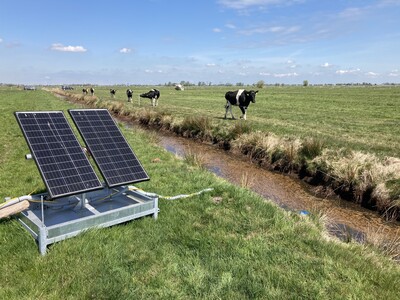Solarpumpe zum Zuw&auml;ssern, um feuchte Bereiche in den Fl&auml;chen zu schaffen