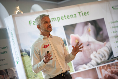 Martin Eistrup, Geschäftsführer bei CowManager Deutschland, als Referent auf dem Milcherzeugertag 2025 in Rodenkirchen.