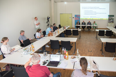 Pressekonferenz der Landesvertretung der Handwerkskammern Niedersachsen e.V. (LHN) und der Landwirtschaftskammer Niedersachsen (LWK) am 24.06.2024 in Hannover-Ahlem zu gemeinsamen Handlungsempfehlungen zur St&auml;rkung des l&auml;ndlichen Raumes.