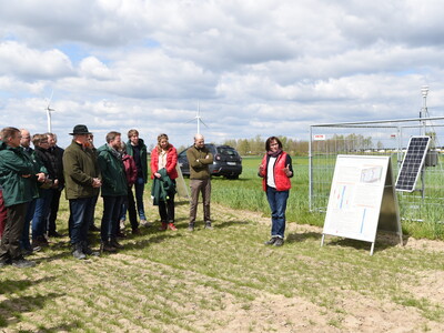 Dr. Dagmar Matuschek (rechts), bei der Landwirtschaftskammer Niedersachsen stellvertretende Leiterin des Fachbereichs Versuchswesen Pflanze, erläuterte den Anwesenden Aufbau und Umsetzung des Feldversuchs.