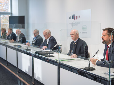 Pressekonferenz der Allianzpartner der Vereinbarung Der Niedersächsische Weg in Hannover: Am 29.10.2020 wurden die ausgehandelten Eckpfeiler für mehr Natur- und Artenschutz vorgestellt und diese erneut mit einer Unterschrift bekräftigt. - © Wolfgang Ehrecke Pressekonferenz der Allianzpartner der Vereinbarung Der Niedersächsische Weg in Hannover: Am 29.10.2020 wurden die ausgehandelten Eckpfeiler für mehr Natur- und Artenschutz vorgestellt und diese erneut mit einer Unterschrift bekräftigt.