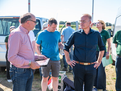 LWK-Vorstandsmitglied Markus Gerhardy (l.) begrüßt Matthias Miersch, Vors. der SPD-Bundestagsfraktion (r.)