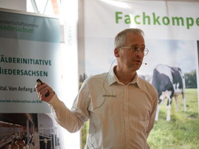 Bernd Schwarting, Verkaufsberater beim Agrartechnologieunternehmen smaXtec, auf dem Milcherzeugertag 2025 in Rodenkirchen.