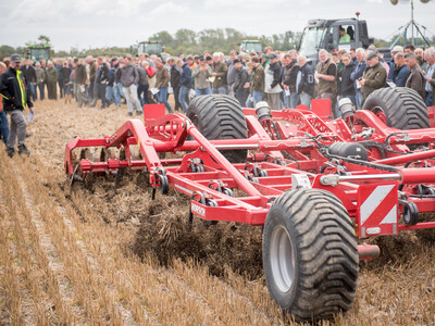 Wassersparend, bodenschonend, wirtschaftlich: Maschinenvorf&uuml;hrung zur ultraflachen Bodenbearbeitung mit mehr als 40 Ger&auml;ten in Sehnde (Region Hannover).