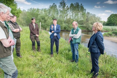 Ergebnisse und Herausforderungen der Nutriajagd: Fachleute der LWK, Vertreter*innen der Jägerschaft sowie des Unterhaltungsverbandes am 11.05.2022 beim Treffen mit Agrarministerin Barbara Otte-Kinast an der Vechte bei Quendorf (Grafschaft Bentheim).