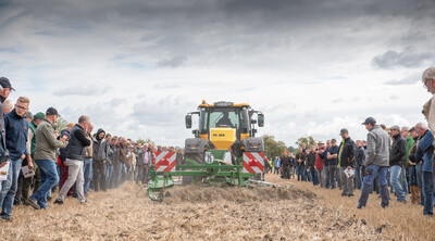 Wassersparend, bodenschonend, wirtschaftlich: Maschinenvorführung zur ultraflachen Bodenbearbeitung mit mehr als 40 Geräten in Sehnde (Region Hannover).