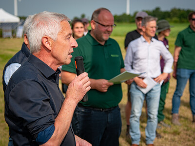 Henrich Meyer zu Vilsendorf, Referatsleiter im Agrarministerium, spricht zu Beginn des Feldtags zum Thema Landwirtschaft und Wasserschutz am 17.06.2026 in Schw&uuml;blingsen (Uetze/Region Hannover).