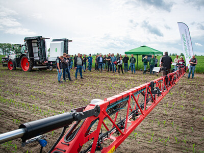Spot-Spray-f&auml;hige Feldspritzen (ARA und Kverneland) beim Fach-Event &bdquo;Zwischen Acker und App &ndash; Digitalisierung Ihres Pflanzenbaus&ldquo; auf der Dom&auml;ne Schickelsheim (K&ouml;nigslutter/Kreis Helmstedt).