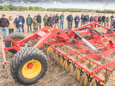 Wassersparend, bodenschonend, wirtschaftlich: Maschinenvorf&uuml;hrung zur ultraflachen Bodenbearbeitung mit mehr als 40 Ger&auml;ten in Sehnde (Region Hannover).