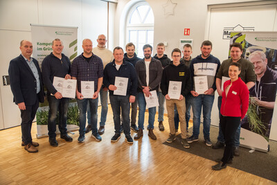 Die Gewinner des Silagewettbewerbs 2025 auf dem 74. Gr&uuml;nlandtag mit LWK-Vizepr&auml;sident Manfred Tannen (l.) und Dr. Christine Kalzendorf (r.)