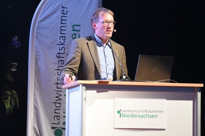 Landwirt Arnd von Hugo, Gefl&uuml;gelhalter aus der Region Hannover, als Referent beim 1. Fachforum Schwein und Gefl&uuml;gelmast in den Emslandhallen in Lingen (07. und 08.06.2023).
