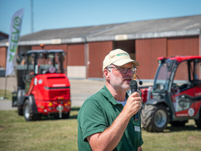 Martin Vaupel, Schlepper- und Transporttechnik-Experte der LWK, moderiert während des  Praxistags Alternative Antriebsenergien für Landmaschinen am 01.07.2025 im LBZ Echem.