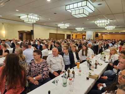 Zahlreiche Gäste verfolgen das Programm - © Yvonne Konersmann Zahlreiche Gäste verfolgen das Programm