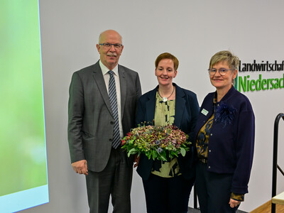 Wera Fleisch (M.) wurde von Kammerpr&auml;sident Gerhard Schwetje (l.) und LWK-Beraterin Heinke Blankenforth als Jahrgangsbeste des Meisterkurses Hauswirtschaft geehrt.