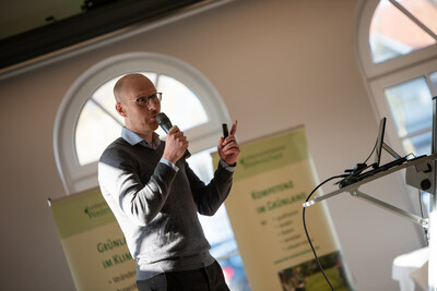 Fraederk Meppen gab einen Einblick in die Praxis und wie er sein Grünland pflegt, um einen optimalen Ertrag zu erhalten. - © Christopher Hanraets Fraederk Meppen gab einen Einblick in die Praxis und wie er sein Grünland pflegt, um einen optimalen Ertrag zu erhalten.