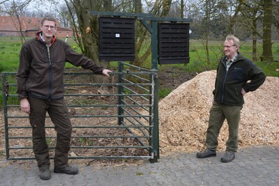 Die Waldbesitzer Christoph Partmann (links) und Hermann Bruns engagieren sich für die Borkenkäferbekämpfung. Mit Hilfe der Schlitzfallen kontrollieren sie, ob der Borkenkäferflug eingesetzt hat.