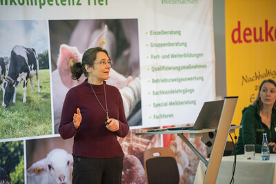Prof. Dr. Christina Umstätter, Leiterin des Thünen-Instituts für Agrartechnologie in Braunschweig, auf dem Milcherzeugertag 2025 in Rodenkirchen.