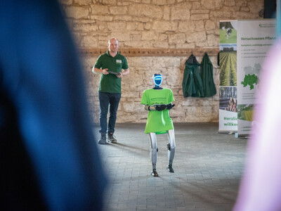 Humanoider Roboter &uuml;berbringt am Ende des Fach-Events &bdquo;Zwischen Acker und App&ldquo; den (An-)Forderungskatalog f&uuml;r eine erfolgreiche Umsetzung der Digitalisierung im Pflanzenbau.