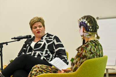 Zu den Highlights der Tagung gehörte der Live-Podcast von Maja Mogwitz (r.), Gründerin der Initiative „Jung & Landwirtin“, mit Iris Tapphorn, bekannt aus der NDR-Reihe „Hofgeschichten“.